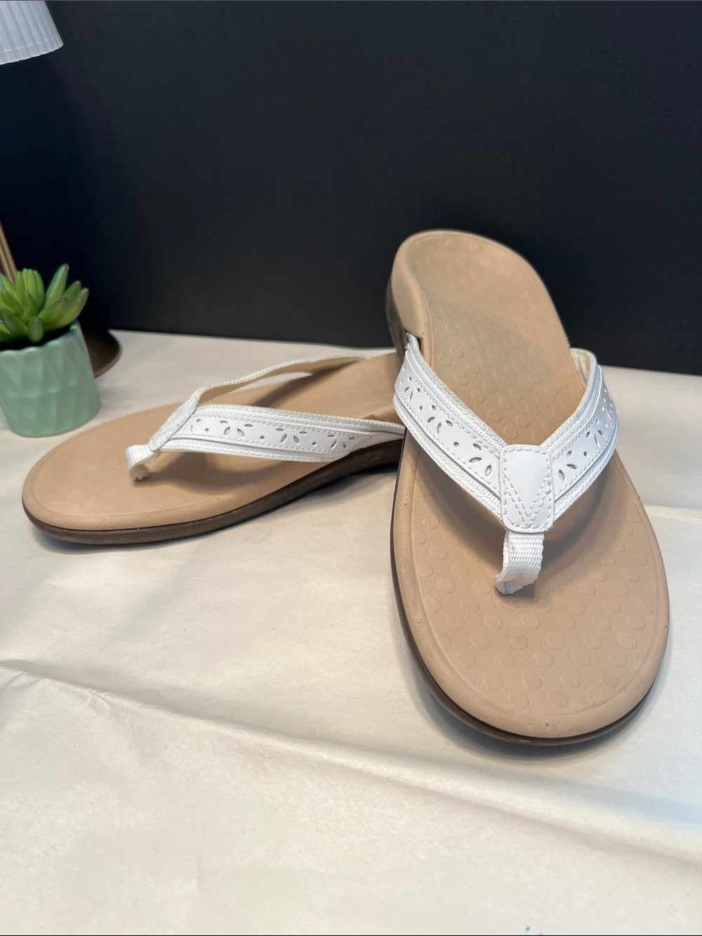 Vionic White Thong Sandals with Textured Footbed Size 10 - Picture 6 of 7